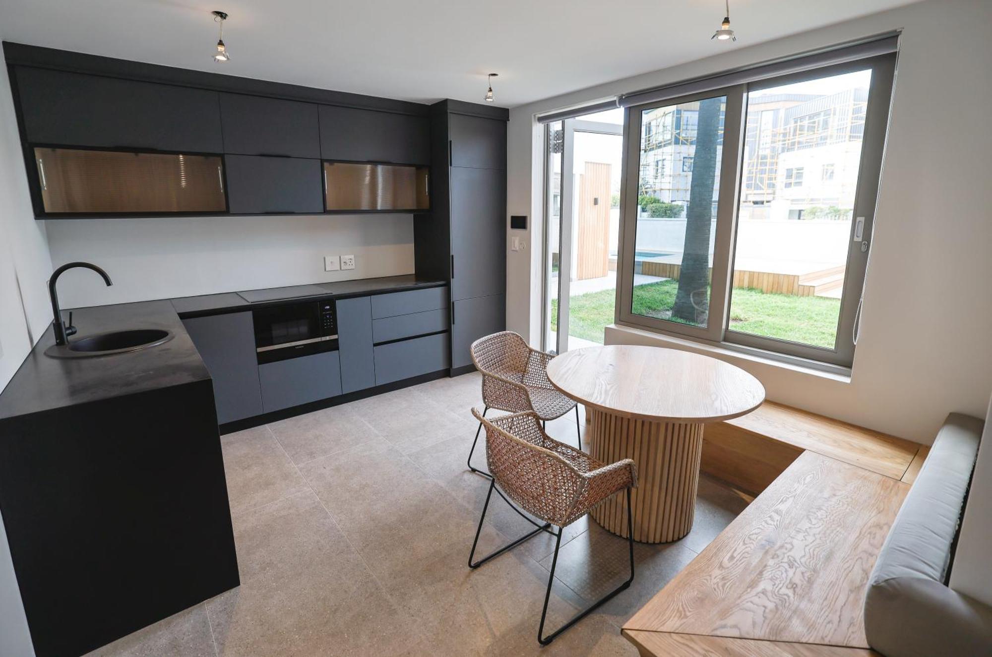 Ocean 9 - Sunset Beachfront Residency เคปทาวน์ ภายนอก รูปภาพ