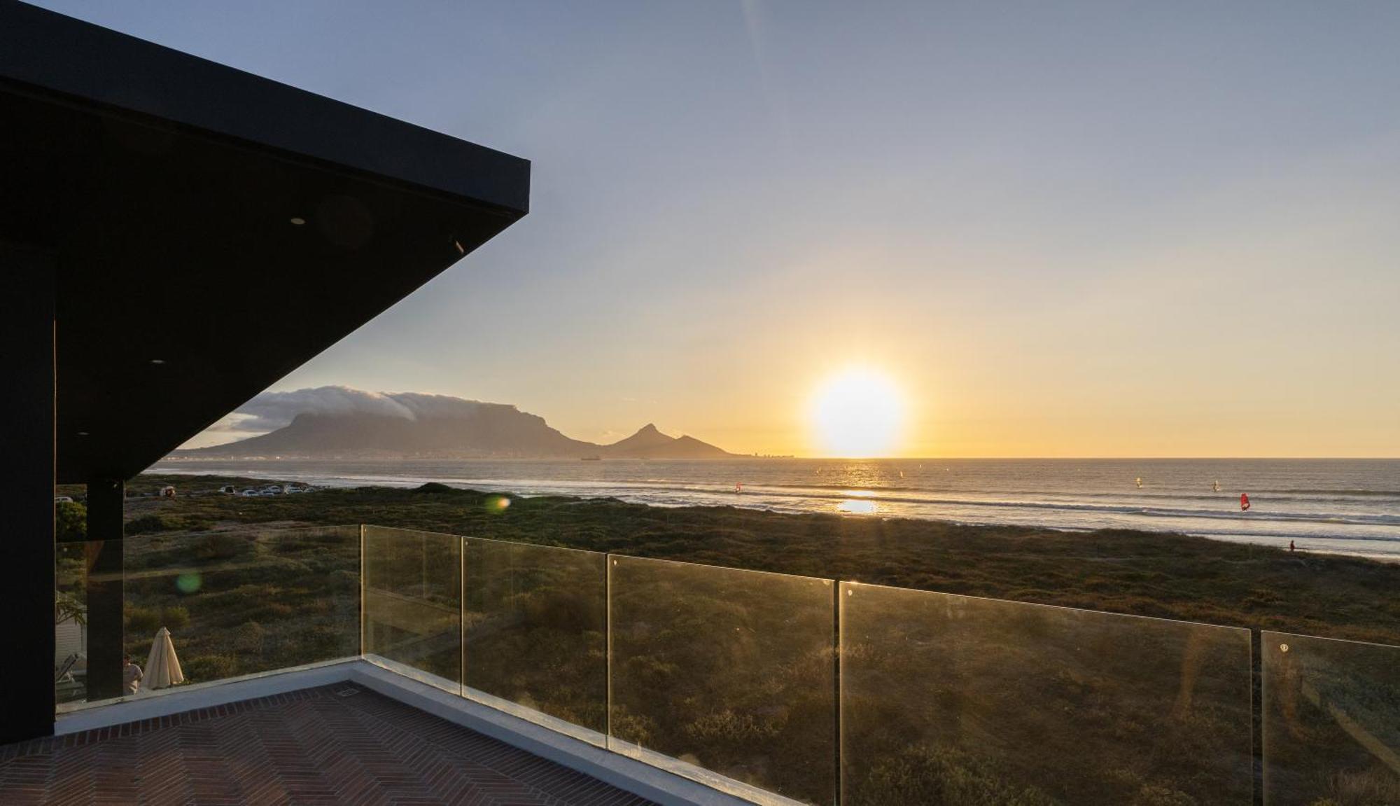 Ocean 9 - Sunset Beachfront Residency เคปทาวน์ ภายนอก รูปภาพ