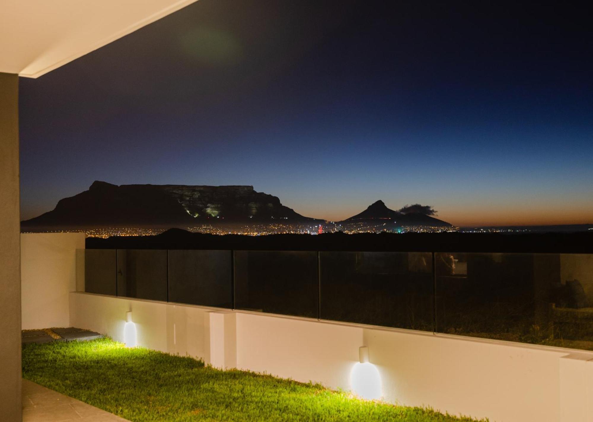 Ocean 9 - Sunset Beachfront Residency เคปทาวน์ ภายนอก รูปภาพ